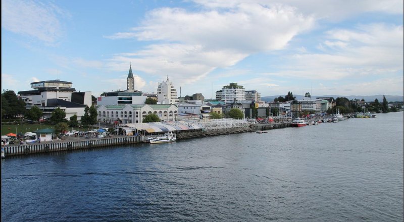 Costanera de Valdivia junto al río, camino a Isla Teja